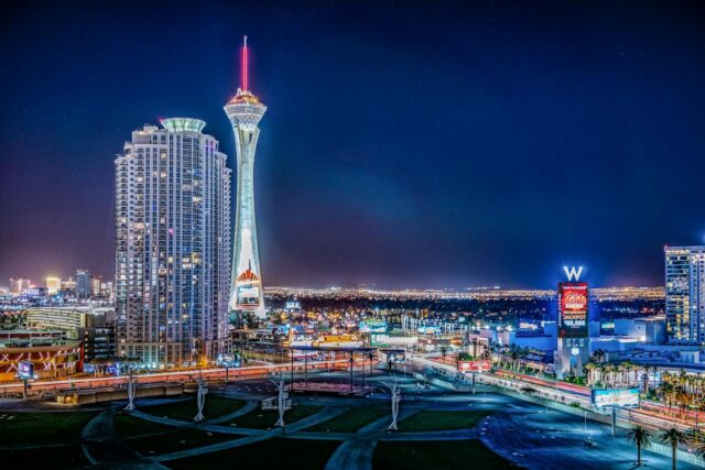 Comparison-of-online-casino-and-land-based-casino.jpg